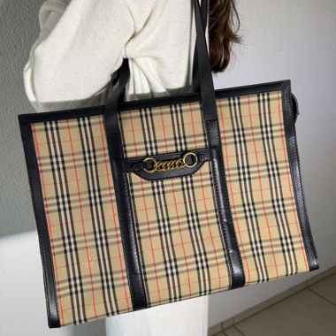 Grande tote Burberry in canvas a motivo check beige con dettagli in pelle nera e catena dorata sul davanti.