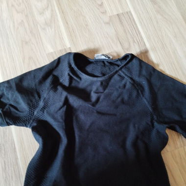 Schwarzes, kurzes Sporttop