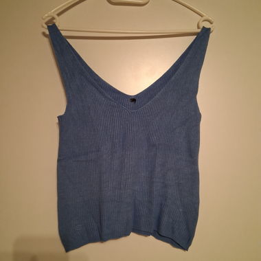 Top blu con scollo a V