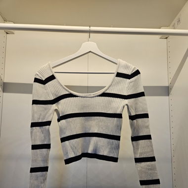s/w gestreifter Pulli