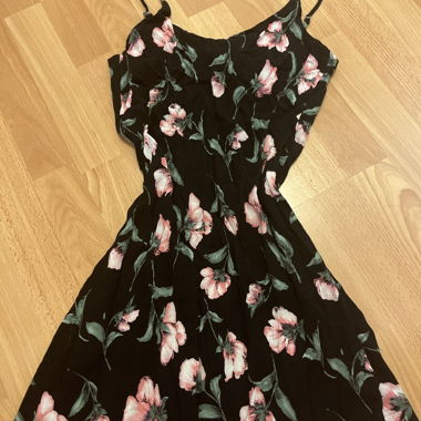 Abito nero con fiore
