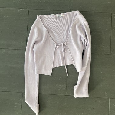 lila Strickjacke