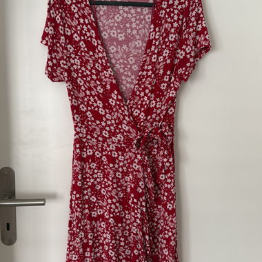 Robe portefeuille fleurie rouge courte