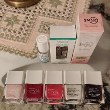 Nagelpflege-Set mit Lacken & Pflegeprodukten