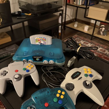 Nintendo 64, 3 controllers, 1 game