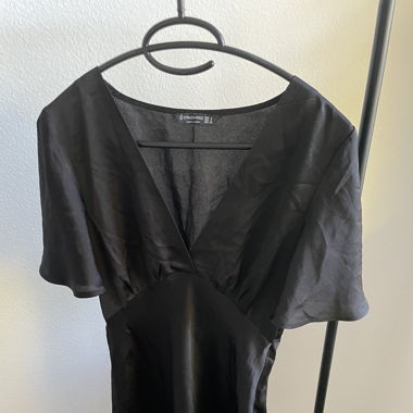 Schwarzes Satin-Kleid, V-Ausschnitt