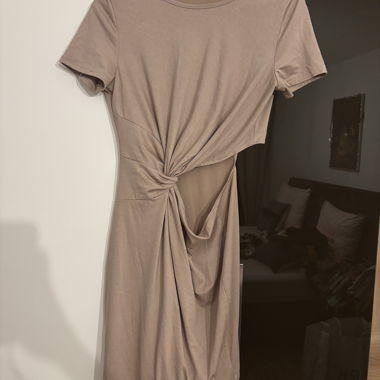 Beiges Kurzarm-Kleid mit Drapierung