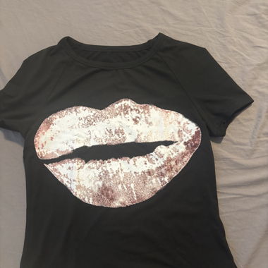 T-shirt noir avec imprimé de lèvres