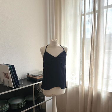 Top blu navy con scollo a collo e schiena scoperta