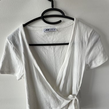 T-shirt mit Knoten