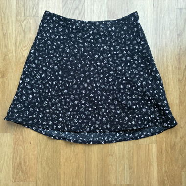 Gonna mini nera con fiori rosa chiaro