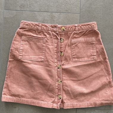 Jupe en velours côtelé rose avec patte boutonnée