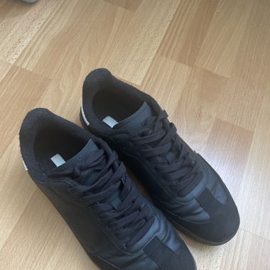 Black trainer