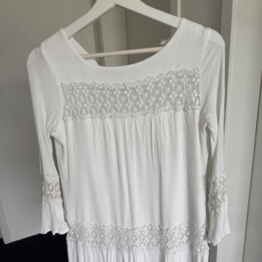 Weisses Freizeitkleid