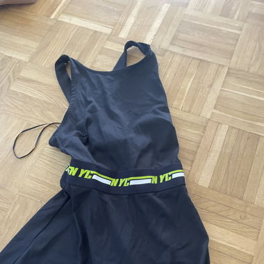 Schwarzes Kleid