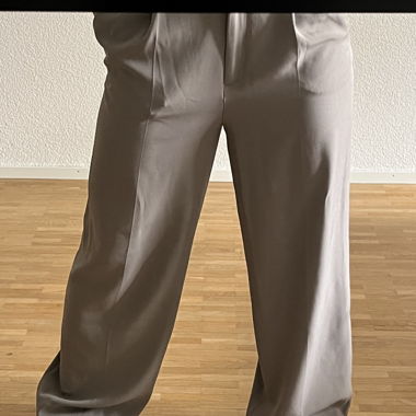 Pantaloni beige a gamba larga