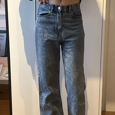 Blaue Jeans mit weitem Bein