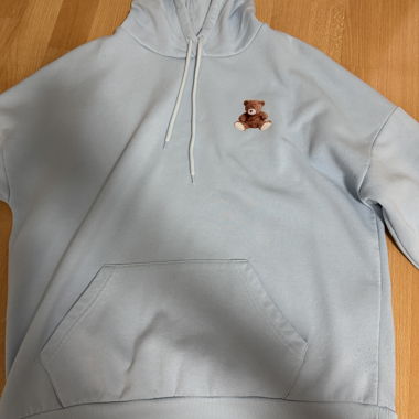 Hellblauer Hoodie mit Teddy-Print