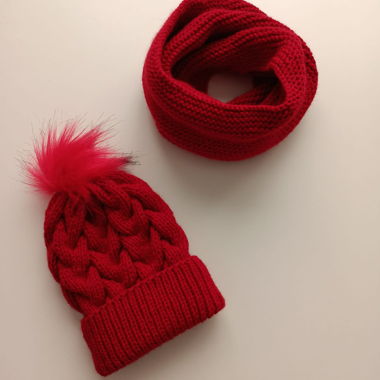 Rote Wintermütze und Schal