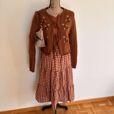 Cardigan marrone ricamato con laccetti