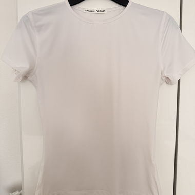 Figure-hugging T-shirt