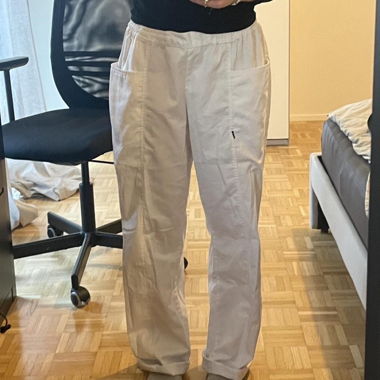 Weisse straightleg Hosen. 