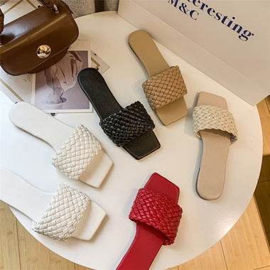 Flache Riemchensandalen mit Flechtband