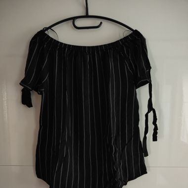 Blouse noire épaules dénudées à rayures blanches