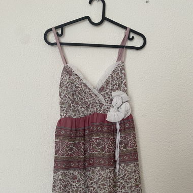 Kleid mit Schleife und Rüschen
