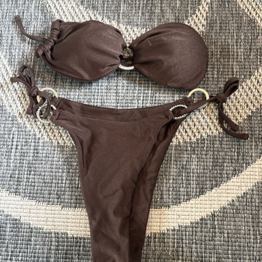 Bikini marrone a fascia con anelli