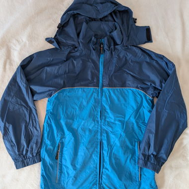 blaue Jacke, wasser- & winddicht, atmungsaktiv