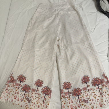 Hose mit Blumenmuster