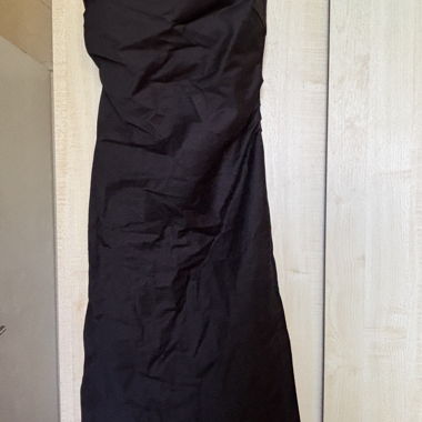 Schwarzes Kleid und rosafarbene Kookai-Jacke
