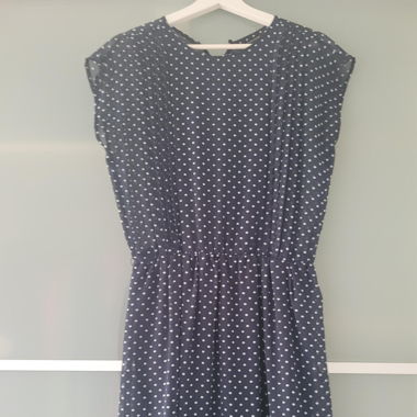 Wunderschönes blaues gepunktetes Kleid