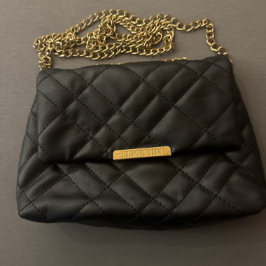 Piccola borsa nera con catena dorata