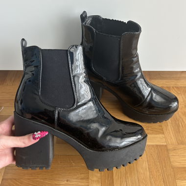 Schwarze glänzende Stiefeletten mit Absatz