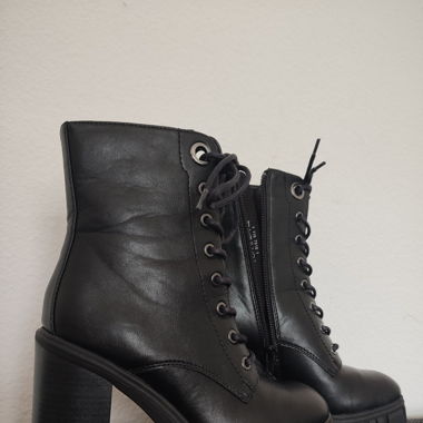Schwarze Stiefel mit hohem Absatz 