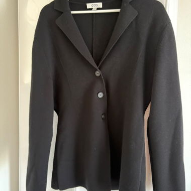 Taillierter Strickblazer COS