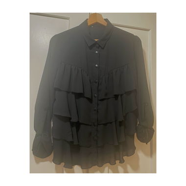 Blouse noire à volants