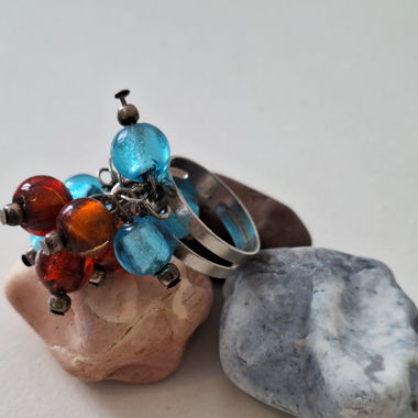 Bague avec perles de verre colorées
