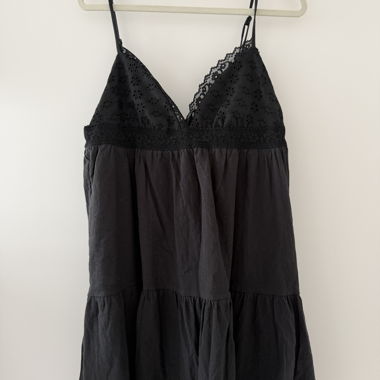 Schwarzes Kleid mit Spitze