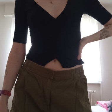 Schwarzer Crop-Top mit 3/4-Ärmeln