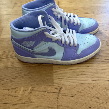 Jordan 1 Mid 