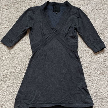 Top grigio scuro