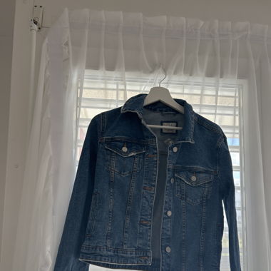 Blue ripped jeansjacket