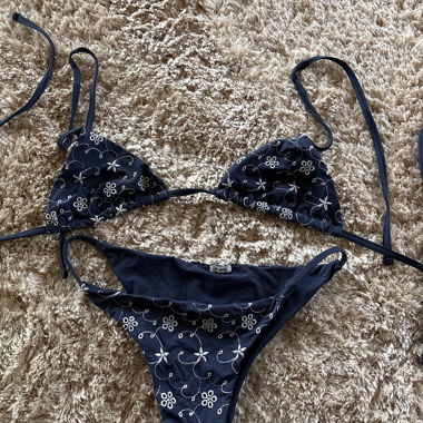Set bikini blu navy ricamato di Subdued