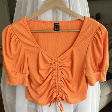 Top corto arancione con arricciature
