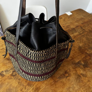 Beuteltasche aus Webstoff mit Lederdetail – back to 90s