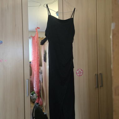 Langes schwarzes Kleid mit feinen Trägern