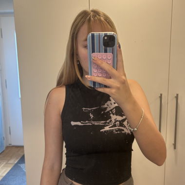 Schwarzes Crop-Top mit Print